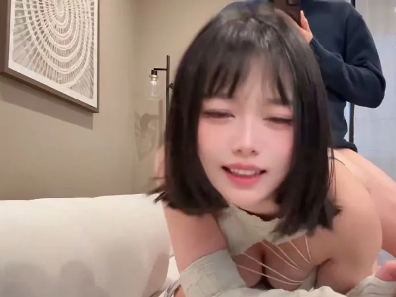 Chị họ dễ thương rủ em trai cowgirl đầy sexy.
